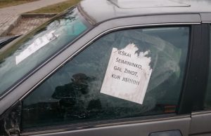 Senas tuščiomis padangomis automobilis stovi Vilties g. aikštelėje.