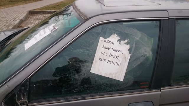 Senas tuščiomis padangomis automobilis stovi Vilties g. aikštelėje. Senas tuščiomis padangomis automobilis stovi Vilties g. aikštelėje.