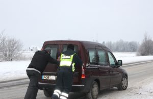 Po eismo įvykių – bandymai suklastoti avarijos schemas Avarijos vietoje policijos pareigūnai ne tik pataria