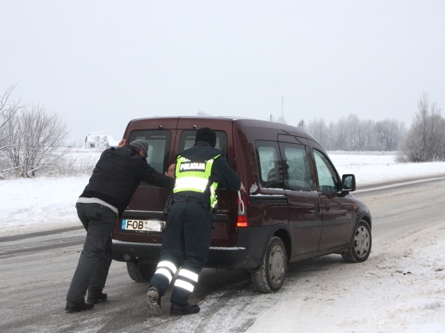 Avarijos vietoje policijos pareigūnai ne tik pataria