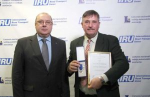 Asociacijos prezidentas Algimantas Kondrusevičius (kairėje) apdovanojimus įteikė Antanui Daščiorui. „Linavos“ archyvo nuotr.