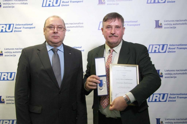 Asociacijos prezidentas Algimantas Kondrusevičius (kairėje) apdovanojimus įteikė Antanui Daščiorui. „Linavos“ archyvo nuotr.