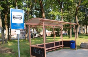 Vandalai siautėjo autobusų stotelėse.