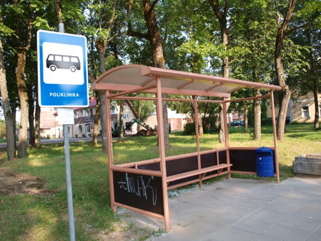 Vandalai siautėjo autobusų stotelėse.