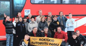 Rokiškio vairuotojai ir jų palaikymo komanda. Rokiškio autobusų parko archyvo nuotr.