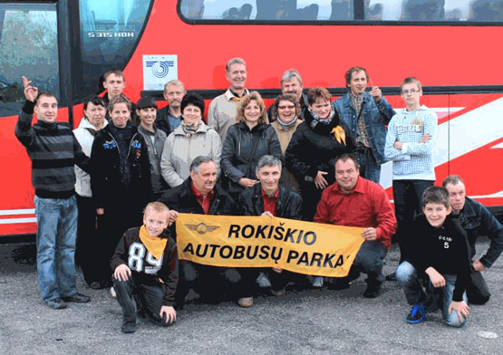 Rokiškio vairuotojai ir jų palaikymo komanda. Rokiškio autobusų parko archyvo nuotr.