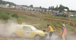 Varžybų arbitras kupiškėnui sportininkui patarė neatidaryti automobilio kapoto. L.Dūdaitės nuotr.