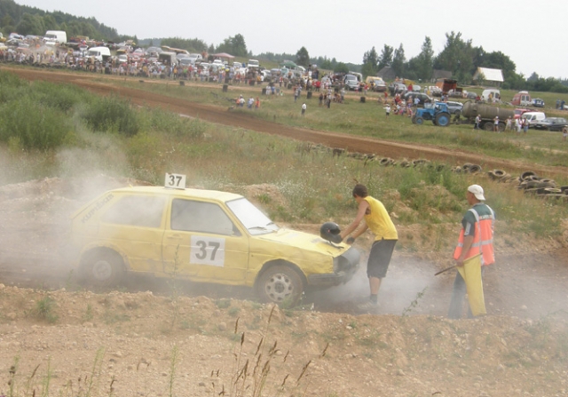 Varžybų arbitras kupiškėnui sportininkui patarė neatidaryti automobilio kapoto. L.Dūdaitės nuotr.