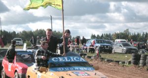 Šventinį sportininkų paradą į trasą vedė varžybų organizatorius R.Strumskys (kairėje). R.Kilkaus nuotr.