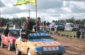 Šventinį sportininkų paradą į trasą vedė varžybų organizatorius R.Strumskys (kairėje). R.Kilkaus nuotr.