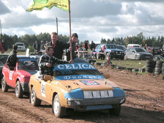 Šventinį sportininkų paradą į trasą vedė varžybų organizatorius R.Strumskys (kairėje). R.Kilkaus nuotr.