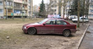 Vejas niokojančių ir šaligatvius užtveriančių automobilių vairuotojus pareigūnai žada be gailesčio tramdyti baudomis. PK archyvo nuotr.