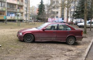 Vejas niokojančių ir šaligatvius užtveriančių automobilių vairuotojus pareigūnai žada be gailesčio tramdyti baudomis. PK archyvo nuotr.