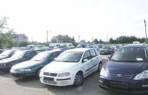 Kokie, už kiek ir iš kur Rokiškį pasiekia naudoti automobiliai? Automobilių kainos svyruoja nuo kelių šimtų iki kelių tūkstančių eurų. N. Byčkovskio nuotr.