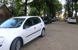 VRM autoūkio logotipais paženklintų automobilių kolona nustebino rokiškėnus. A.Minkevičienės nuotr.