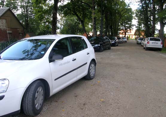 VRM autoūkio logotipais paženklintų automobilių kolona nustebino rokiškėnus. A.Minkevičienės nuotr.