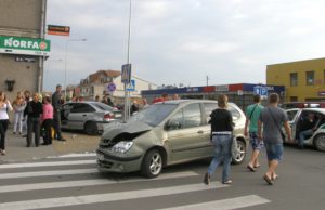 Nedrausmingus vairuotojus vėl tramdys baudos balais? Eismo įvykiai – miesto kasdienybė: birželio 22 d. Nepriklausomybės aikštėje rokiškėno Ž.T. (gim. 1990 m.) vairuojama „Renault Laguna“ taranavo pagrindiniu keliu važiavusį „Renault Megane Scenic“ ir atsitrenkė į viešbučio sieną. A.Minkevičienės nuotr.