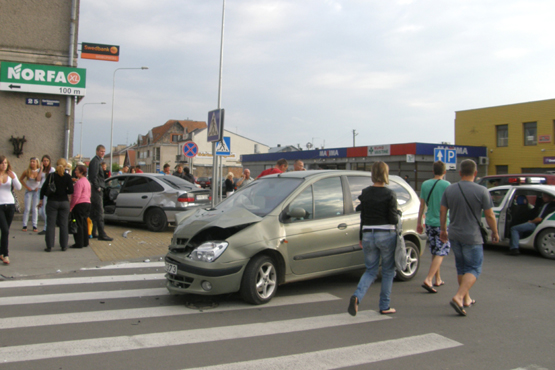 Eismo įvykiai – miesto kasdienybė: birželio 22 d. Nepriklausomybės aikštėje rokiškėno Ž.T. (gim. 1990 m.) vairuojama „Renault Laguna“ taranavo pagrindiniu keliu važiavusį „Renault Megane Scenic“ ir atsitrenkė į viešbučio sieną. A.Minkevičienės nuotr.