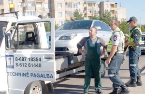 Vairuotojo paliktas automobilis nutemptas į saugojimo aikštelę. L.Dūdaitės nuotr.