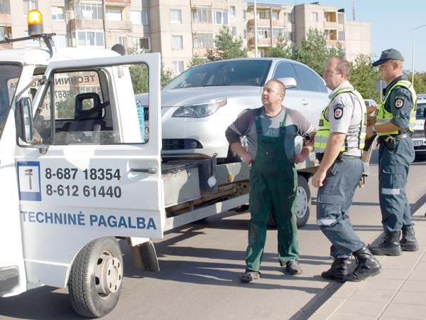 Vairuotojo paliktas automobilis nutemptas į saugojimo aikštelę. L.Dūdaitės nuotr.