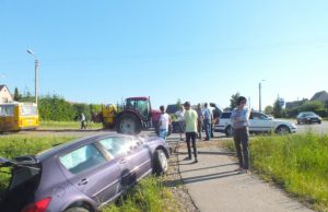 Avarija: po smūgio iš automobilio iškrito mažametis Sankryžoje kelią užkirtusį „Peugeot“ autobusas taranavo ir nubloškę į pakelę