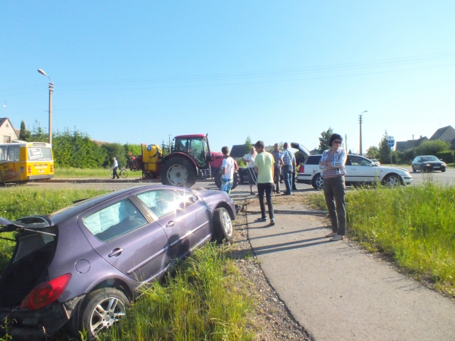 Sankryžoje kelią užkirtusį „Peugeot“ autobusas taranavo ir nubloškę į pakelę