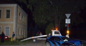 Po smūgio „VW Passat“  atsidūrė prie Socialinės paramos centro durų