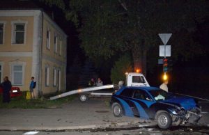 Po smūgio „VW Passat“  atsidūrė prie Socialinės paramos centro durų