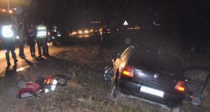 Po mirtinos kaktomušos automobilis ir motociklas atsidūrė pakelėje.  „Anykštos“ nuotr.