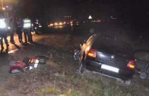 Po mirtinos kaktomušos automobilis ir motociklas atsidūrė pakelėje.  „Anykštos“ nuotr.