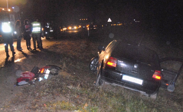 Po mirtinos kaktomušos automobilis ir motociklas atsidūrė pakelėje.  „Anykštos“ nuotr.