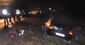 Po mirtinos kaktomušos automobilis ir motociklas atsidūrė pakelėje. "Anykštos" nuotr.