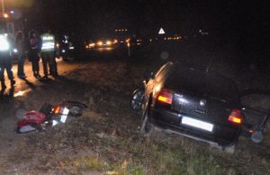 Po mirtinos kaktomušos automobilis ir motociklas atsidūrė pakelėje. "Anykštos" nuotr.