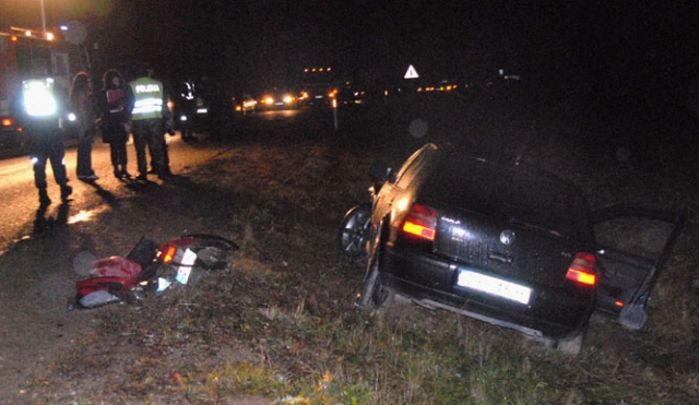 Po mirtinos kaktomušos automobilis ir motociklas atsidūrė pakelėje. \ Po mirtinos kaktomušos automobilis ir motociklas atsidūrė pakelėje.