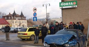 Nuo stipraus smūgio „Peugeot“ „nuskynė“ kelio ženklus ir atsisuko atgal į bažnyčią