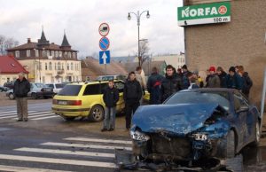 Nuo stipraus smūgio „Peugeot“ „nuskynė“ kelio ženklus ir atsisuko atgal į bažnyčią