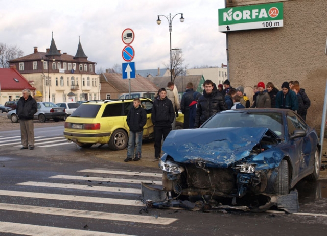 Nuo stipraus smūgio „Peugeot“ „nuskynė“ kelio ženklus ir atsisuko atgal į bažnyčią