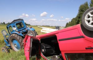 Nesėkmingas lenkimo manevras baigėsi eismo įvykiu: traktorius - griovyje