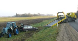 Nuo kelio nulėkusius automobilius traukė traktorius ir specialus automobilvežis. D.Zibolienės nuotr.