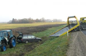 Nuo kelio nulėkusius automobilius traukė traktorius ir specialus automobilvežis. D.Zibolienės nuotr.