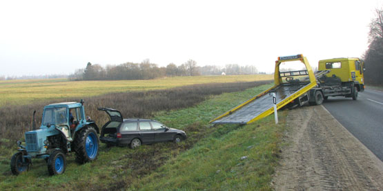 Nuo kelio nulėkusius automobilius traukė traktorius ir specialus automobilvežis. D.Zibolienės nuotr.