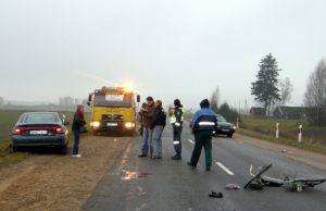 Susidūrimas su „Mazda“ nusinešė dviratininko gyvybę. A.Minkevičienės nuotr.