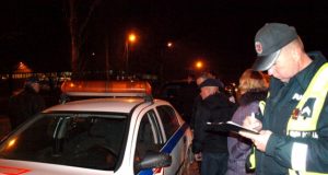 Policijos pareigūnas Raimondas Matulis aiškinosi avarijos detales. D.Zibolienės nuotr.