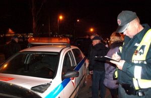 Policijos pareigūnas Raimondas Matulis aiškinosi avarijos detales. D.Zibolienės nuotr.