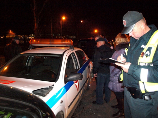 Policijos pareigūnas Raimondas Matulis aiškinosi avarijos detales. D.Zibolienės nuotr.