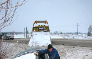 Automobilio „Nissan Murano“ vairuotojui nepadėjo net naujutėlaitės žieminės padangos. N.Byčkovskio nuotr.