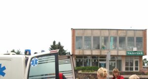 Avarijoje nukentėjusią dešimtmetę greitosios pagalbos medikai išvežė į rajono ligoninę. L.Dūdaitės nuotr.