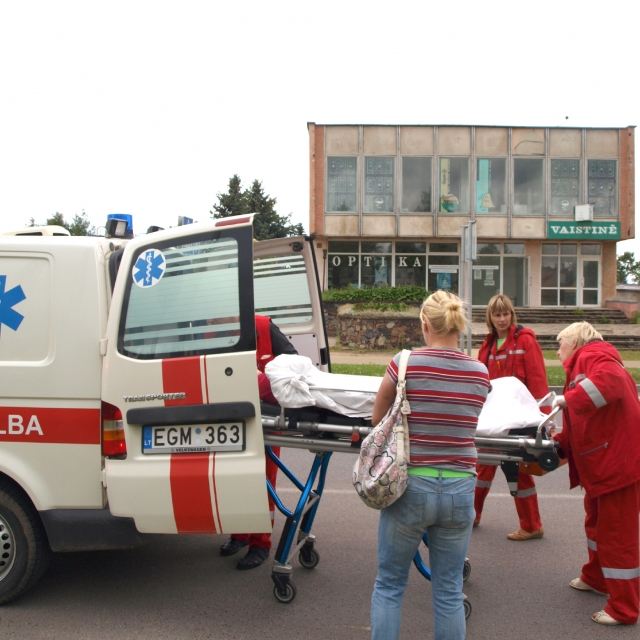 Avarijoje nukentėjusią dešimtmetę greitosios pagalbos medikai išvežė į rajono ligoninę. L.Dūdaitės nuotr.