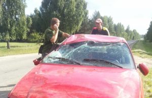 „Audi“ automobilis avarijoje buvo gerokai apgadintas. R. Kilkaus nuotr.