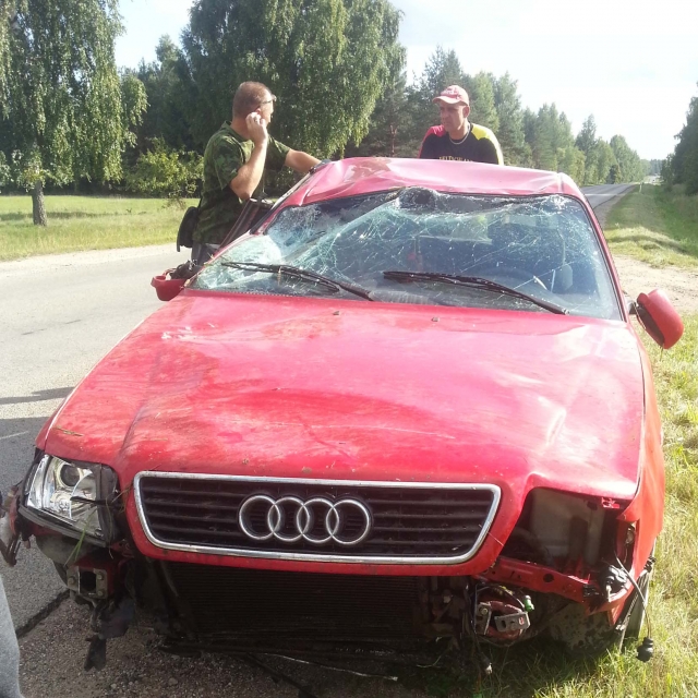 „Audi“ automobilis avarijoje buvo gerokai apgadintas. R. Kilkaus nuotr.